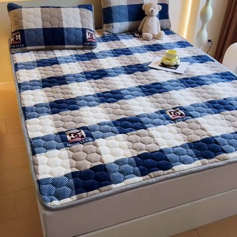 91家纺网 家纺一手货源 找家纺 情煊家纺 2024新款A类牛奶绒印花夹棉床垫 蓝大格