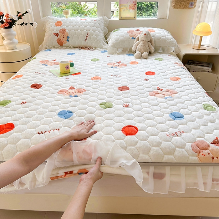 91家纺网 家纺一手货源 找家纺 伊人坊 2024冬季加厚牛奶绒花边夹棉床笠三件套纯色印花花边款床垫保护套 快乐小熊