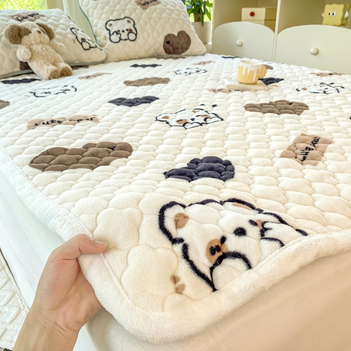 91家纺网 家纺一手货源 找家纺 康纳利 2024新款人气款A类牛奶绒印花夹棉床垫 哈尼小熊