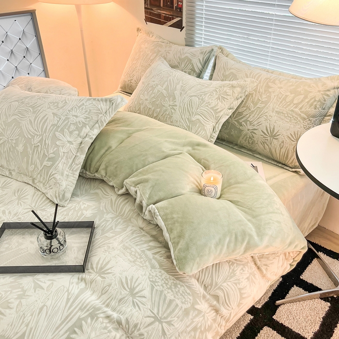 91家纺网 家纺一手货源 找家纺 2024新款A类高克重立体浮雕牛奶绒加厚保暖系列-四件套 花语绿灰
