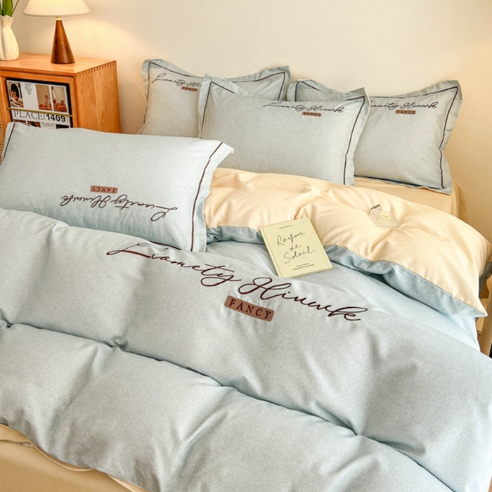 91家纺网 家纺一手货源 找家纺 菲梵家纺 2025新款纯色双拼全棉加厚磨毛刺绣款四件套（自然光场景） 天空蓝+奶昔白