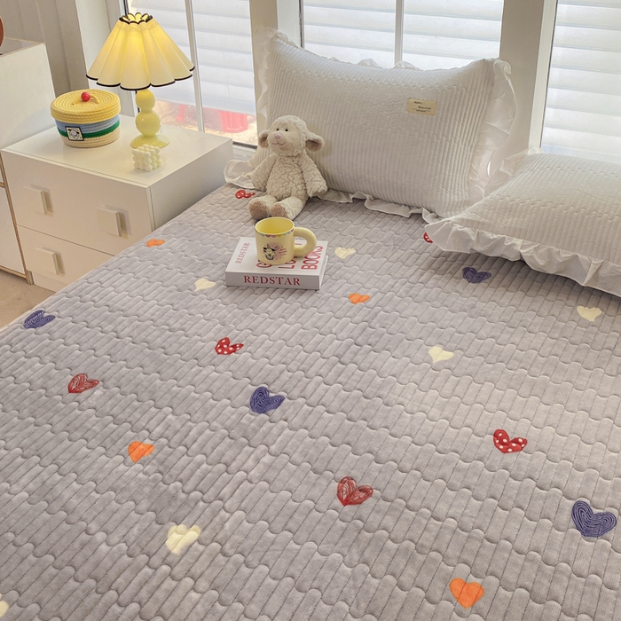 91家纺网 家纺一手货源 找家纺 胜权家纺 2024秋冬新款印花牛奶绒加厚保暖圆角花边夹棉床盖 多彩爱心灰