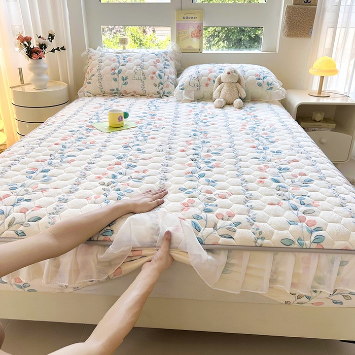 91家纺网 家纺一手货源 找家纺 伊人坊 2024冬季加厚牛奶绒花边夹棉床笠三件套纯色印花花边款床垫保护套 花枝蔓兔