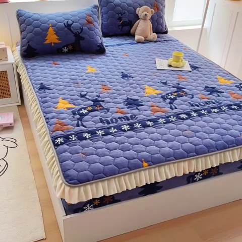 91家纺网 家纺一手货源 找家纺 情煊家纺 2024新款A类牛奶绒印花夹棉床垫 一鹿幸福