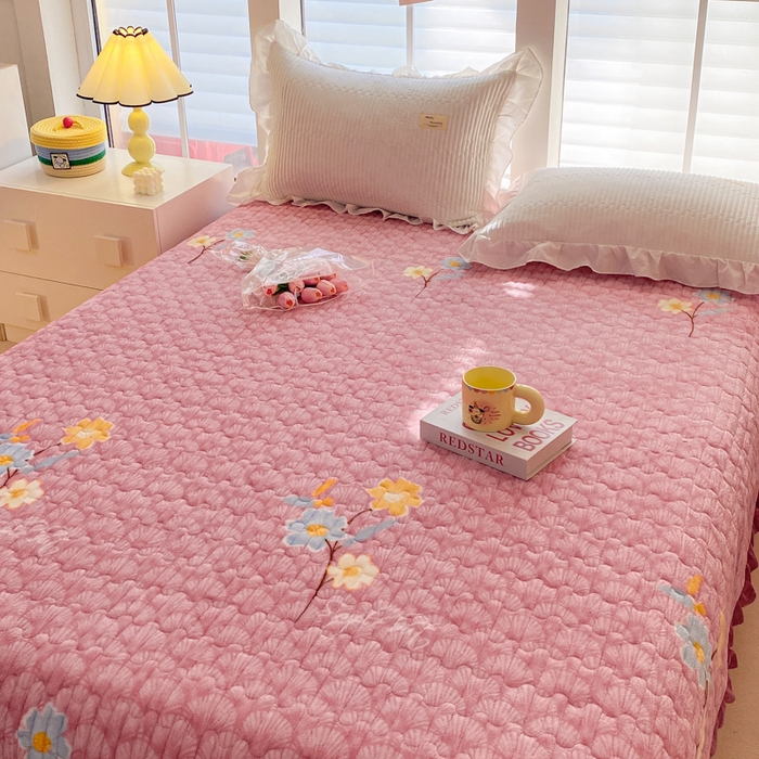 91家纺网 家纺一手货源 找家纺 胜权家纺 2024秋冬新款印花牛奶绒加厚保暖圆角花边夹棉床盖 太阳花豆沙