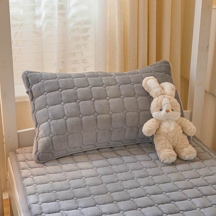 91家纺网 家纺一手货源 找家纺 卡伦家纺 2025新款A类牛奶绒夹棉加厚床垫学生宿舍单人床垫 商务灰