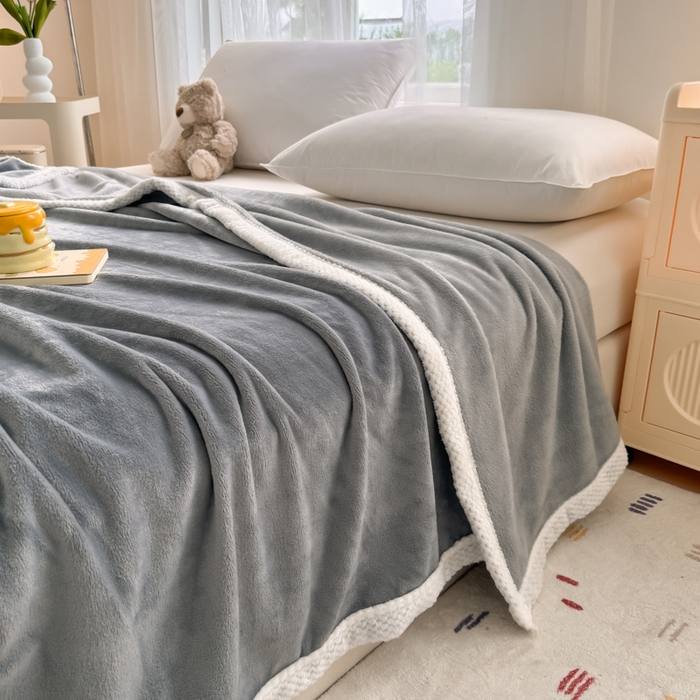 91家纺网 家纺一手货源 找家纺 侨鑫 2024新款高克重牛奶绒纯色毛毯 浅灰