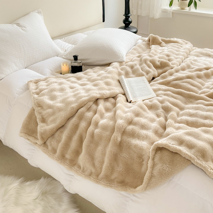 91家纺网 家纺一手货源 找家纺 羋多（原穆琪）2024新款高克重牛奶绒仿兔毛泡泡毛毯双面绒床单办公室多功能盖毯午睡沙发毯披肩毯 奶牛咖