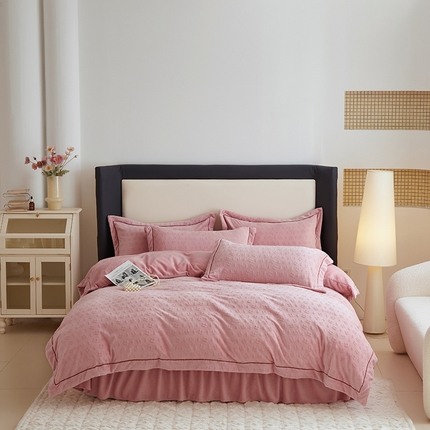 91家纺网 家纺一手货源 找家纺 舒梦琪家纺 2024新款雕花绒床盖一字绣四件套 樱桃粉