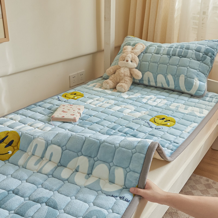 91家纺网 家纺一手货源 找家纺 卡伦家纺 2025新款A类牛奶绒夹棉加厚床垫学生宿舍单人床垫 创造梦想家