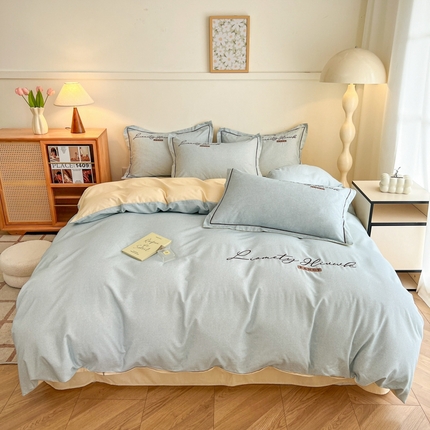 91家纺网 家纺一手货源 找家纺 菲梵家纺 2025新款纯色双拼全棉加厚磨毛刺绣款四件套（自然光场景） 天空蓝+奶昔白
