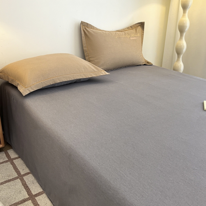 91家纺网 家纺一手货源 找家纺 菲梵家纺 2025新款纯色双拼全棉加厚磨毛刺绣款套单床单（自然光场景） 高级灰