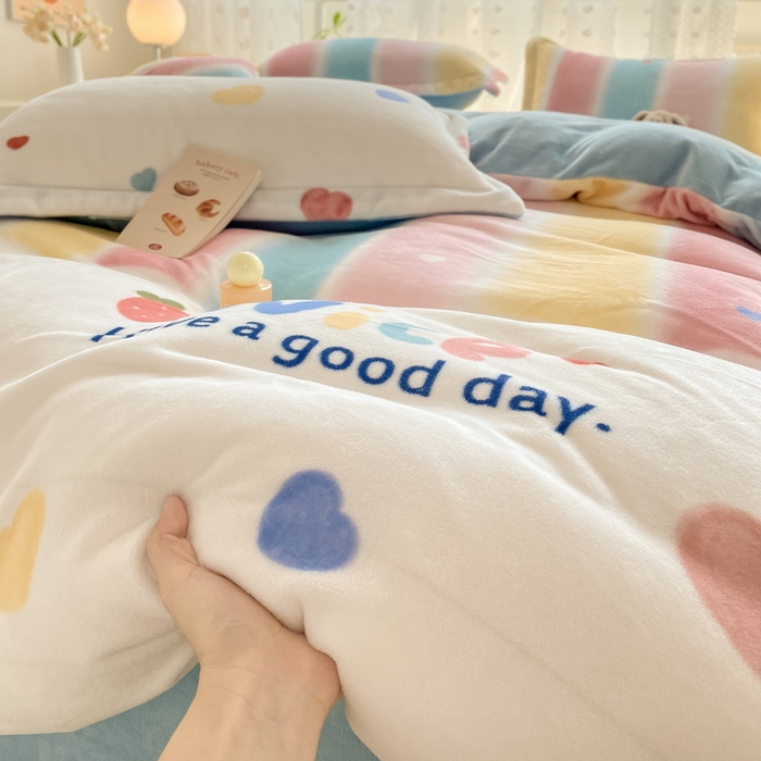 91家纺网 家纺一手货源 找家纺 康纳利 2024新款A类高克重牛奶绒小清新印花四件套提供买家秀 彩虹草莓