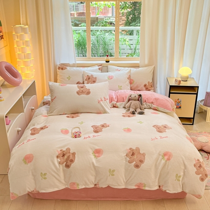 91家纺网 家纺一手货源 找家纺 铭宣家居 2024新款7斤小清新高克重牛奶绒印花四件套床单床笠款 草莓熊