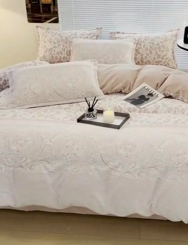 91家纺网 家纺一手货源 找家纺 2024新款A类高克重立体浮雕牛奶绒加厚保暖系列-四件套 豹纹粉