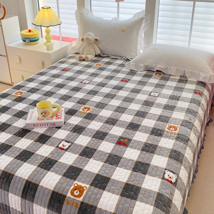 91家纺网 家纺一手货源 找家纺 胜权家纺 2024秋冬新款印花牛奶绒加厚保暖圆角花边夹棉床盖 绅士熊