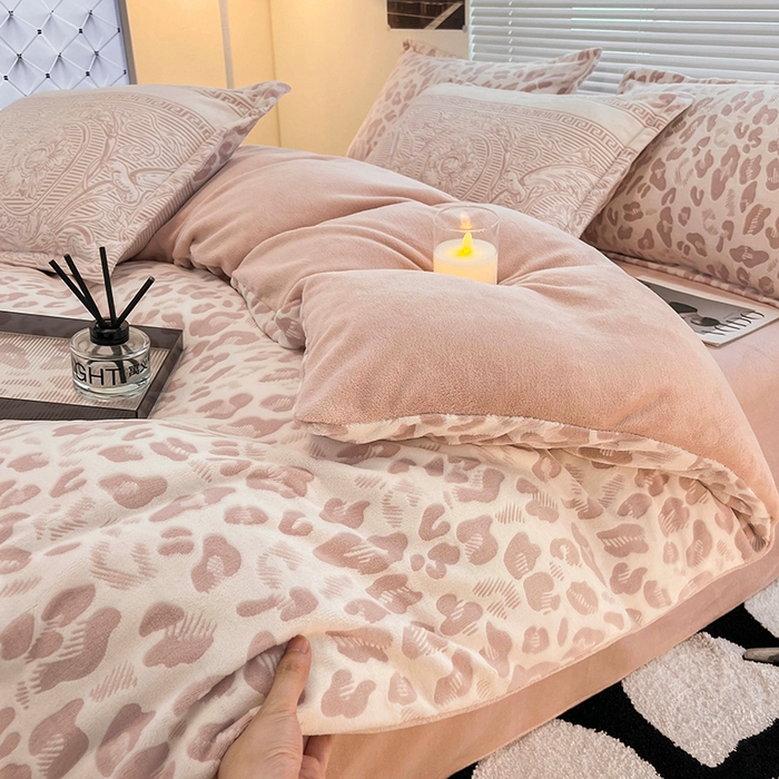 91家纺网 家纺一手货源 找家纺 2024新款A类高克重立体浮雕牛奶绒加厚保暖系列-四件套 豹纹粉