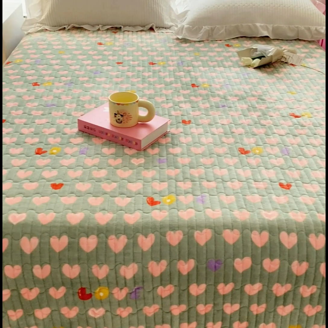 91家纺网 家纺一手货源 找家纺 胜权家纺 2024秋冬新款印花牛奶绒加厚保暖圆角花边夹棉床盖 多彩爱心绿