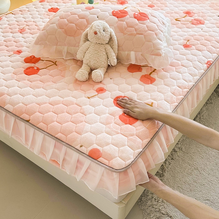 91家纺网 家纺一手货源 找家纺 伊人坊 2024冬季加厚牛奶绒花边夹棉床笠三件套纯色印花花边款床垫保护套 爱心樱桃