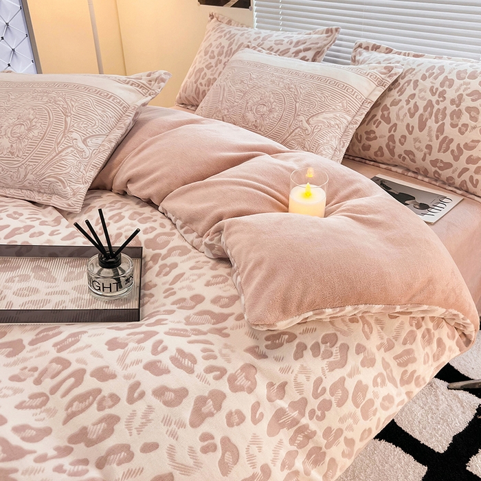 91家纺网 家纺一手货源 找家纺 2024新款A类高克重立体浮雕牛奶绒加厚保暖系列-枕套 豹纹粉