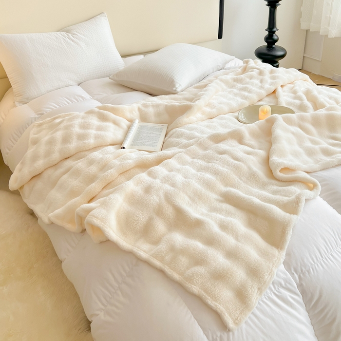 91家纺网 家纺一手货源 找家纺 羋多（原穆琪）2024新款高克重牛奶绒仿兔毛泡泡毛毯双面绒床单办公室多功能盖毯午睡沙发毯披肩毯 月光白