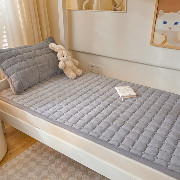 91家纺网 家纺一手货源 找家纺 卡伦家纺 2025新款A类牛奶绒夹棉加厚床垫学生宿舍单人床垫 商务灰