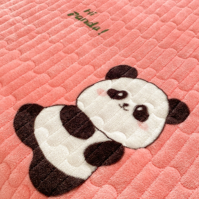 91家纺网 家纺一手货源 找家纺 胜权家纺 2024秋冬新款印花牛奶绒加厚保暖圆角花边夹棉床盖 可爱熊猫粉