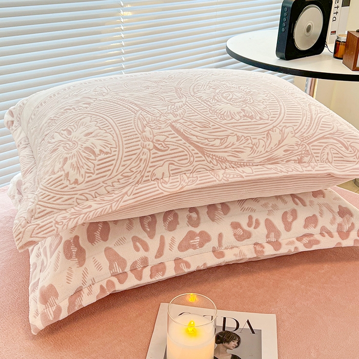 91家纺网 家纺一手货源 找家纺 2024新款A类高克重立体浮雕牛奶绒加厚保暖系列-枕套 豹纹粉