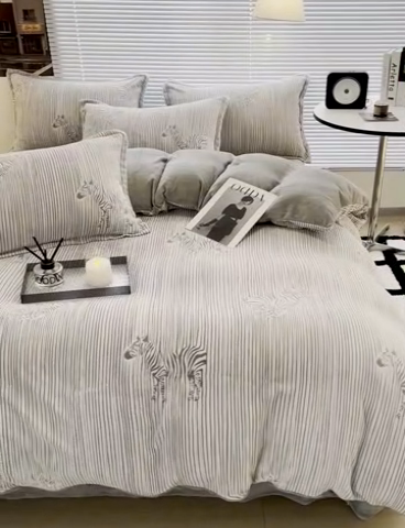 91家纺网 家纺一手货源 找家纺 2024新款A类高克重立体浮雕牛奶绒加厚保暖系列-四件套 斑马灰