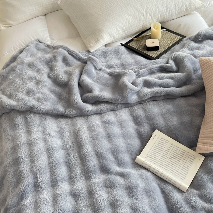 91家纺网 家纺一手货源 找家纺 羋多（原穆琪）2024新款高克重牛奶绒仿兔毛泡泡毛毯双面绒床单办公室多功能盖毯午睡沙发毯披肩毯 太空灰