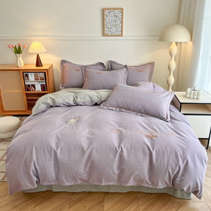 91家纺网 家纺一手货源 找家纺 菲梵家纺 2025新款纯色双拼全棉加厚磨毛刺绣款四件套（自然光场景） 芋紫+艾灰