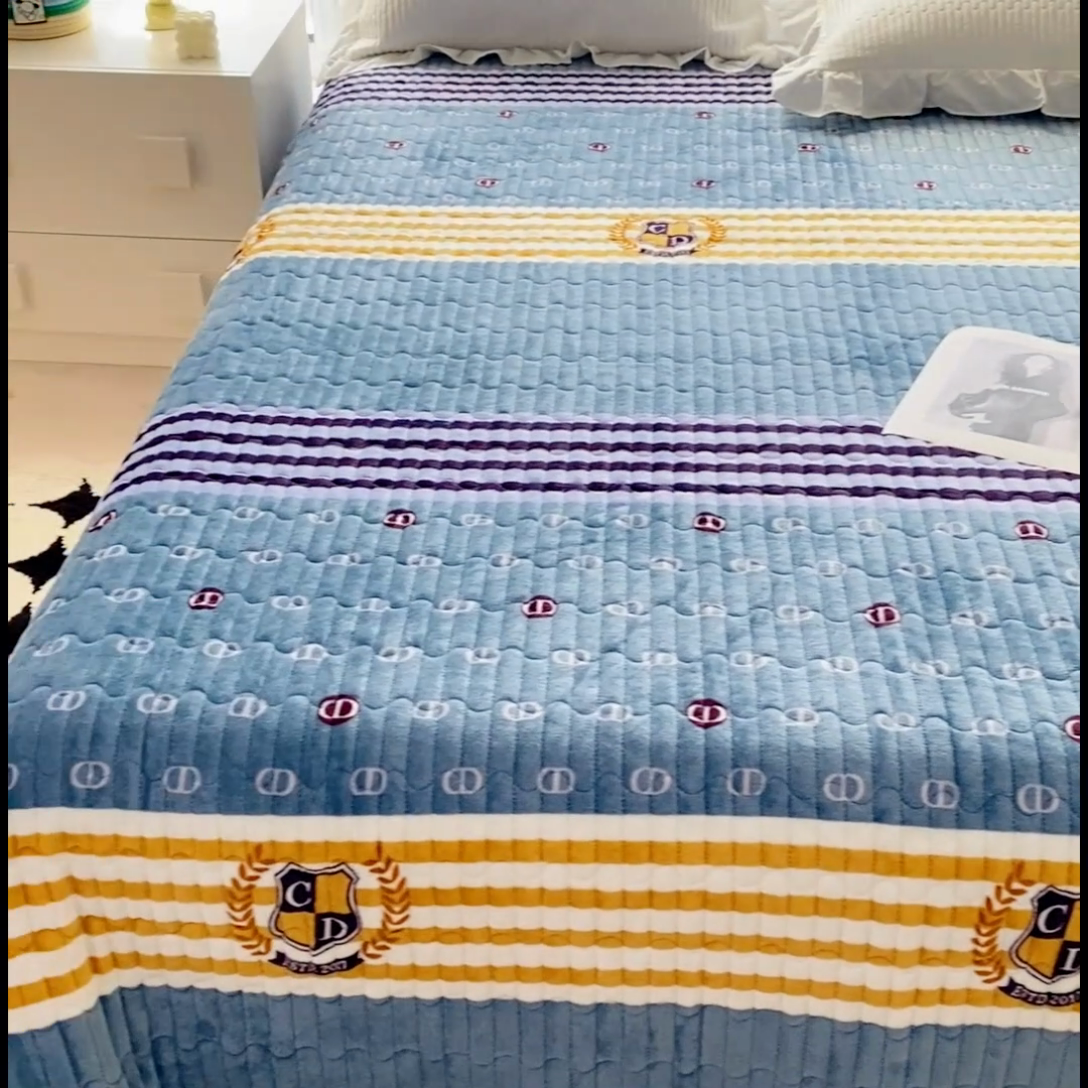 91家纺网 家纺一手货源 找家纺 胜权家纺 2024秋冬新款印花牛奶绒加厚保暖圆角花边夹棉床盖 海军CD