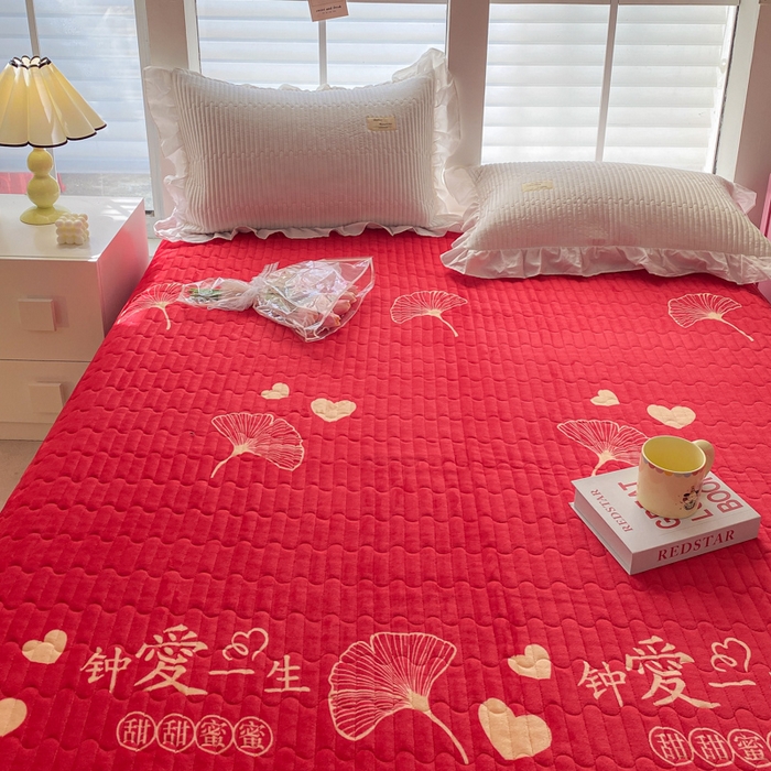 91家纺网 家纺一手货源 找家纺 胜权家纺 2024秋冬新款印花牛奶绒加厚保暖圆角花边夹棉床盖 钟爱一生红