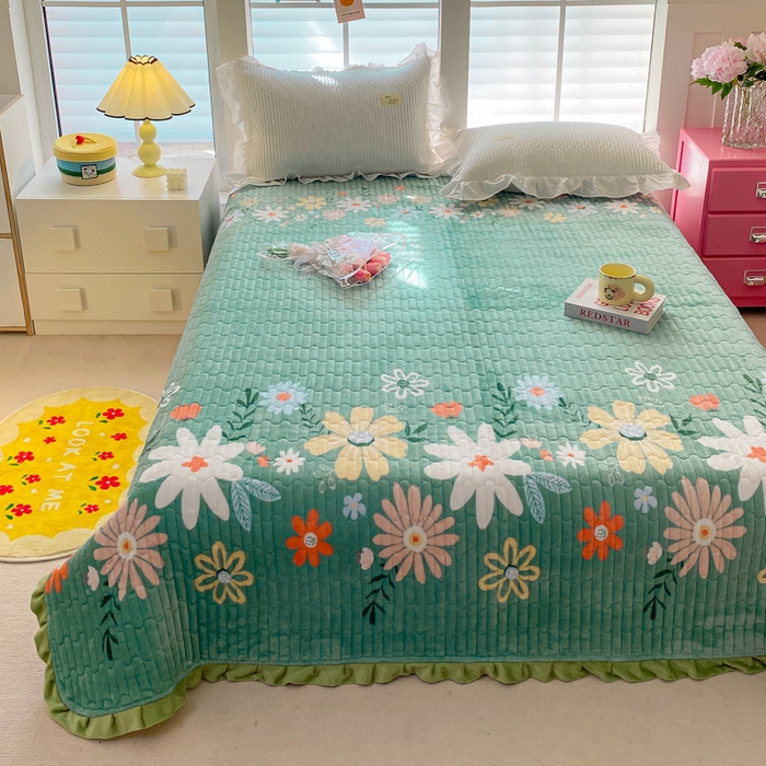 91家纺网 家纺一手货源 找家纺 胜权家纺 2024秋冬新款印花牛奶绒加厚保暖圆角花边夹棉床盖 花开浪漫绿