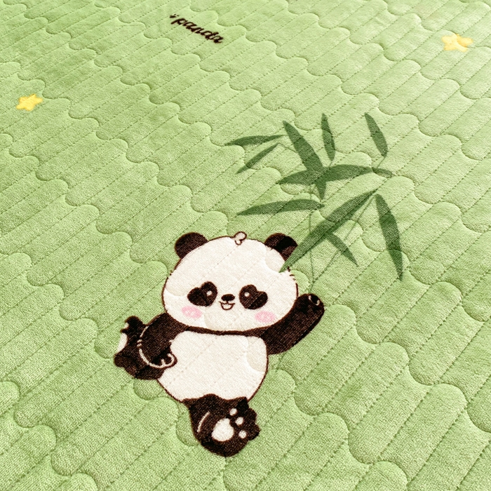 91家纺网 家纺一手货源 找家纺 胜权家纺 2024秋冬新款印花牛奶绒加厚保暖圆角花边夹棉床盖 可爱熊猫绿