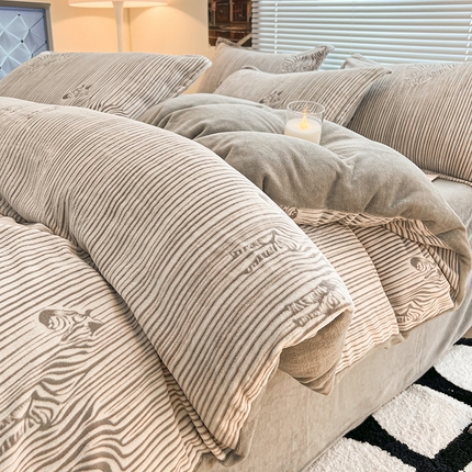 91家纺网 家纺一手货源 找家纺 2024新款A类高克重立体浮雕牛奶绒加厚保暖系列-四件套 斑马灰