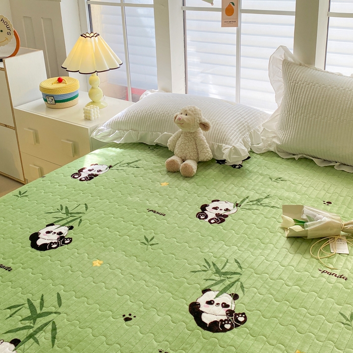 91家纺网 家纺一手货源 找家纺 胜权家纺 2024秋冬新款印花牛奶绒加厚保暖圆角花边夹棉床盖 可爱熊猫绿
