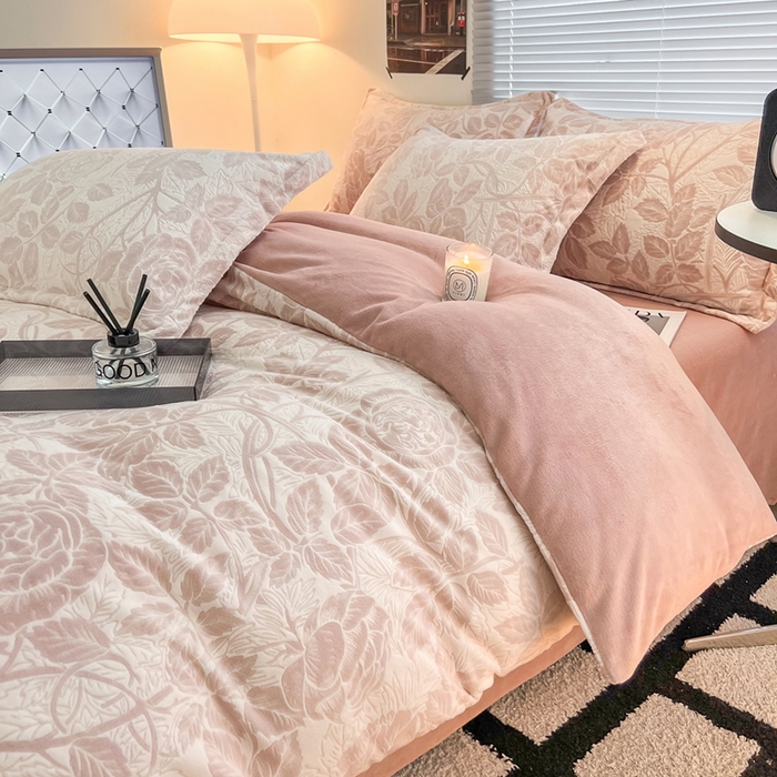 91家纺网 家纺一手货源 找家纺 2024新款A类高克重立体浮雕牛奶绒加厚保暖系列-四件套 爱意浓粉