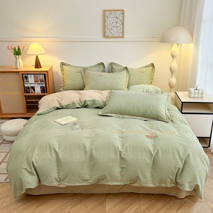 91家纺网 家纺一手货源 找家纺 （总）菲梵家纺 2025新款纯色双拼全棉加厚磨毛刺绣款四件套（自然光场景）