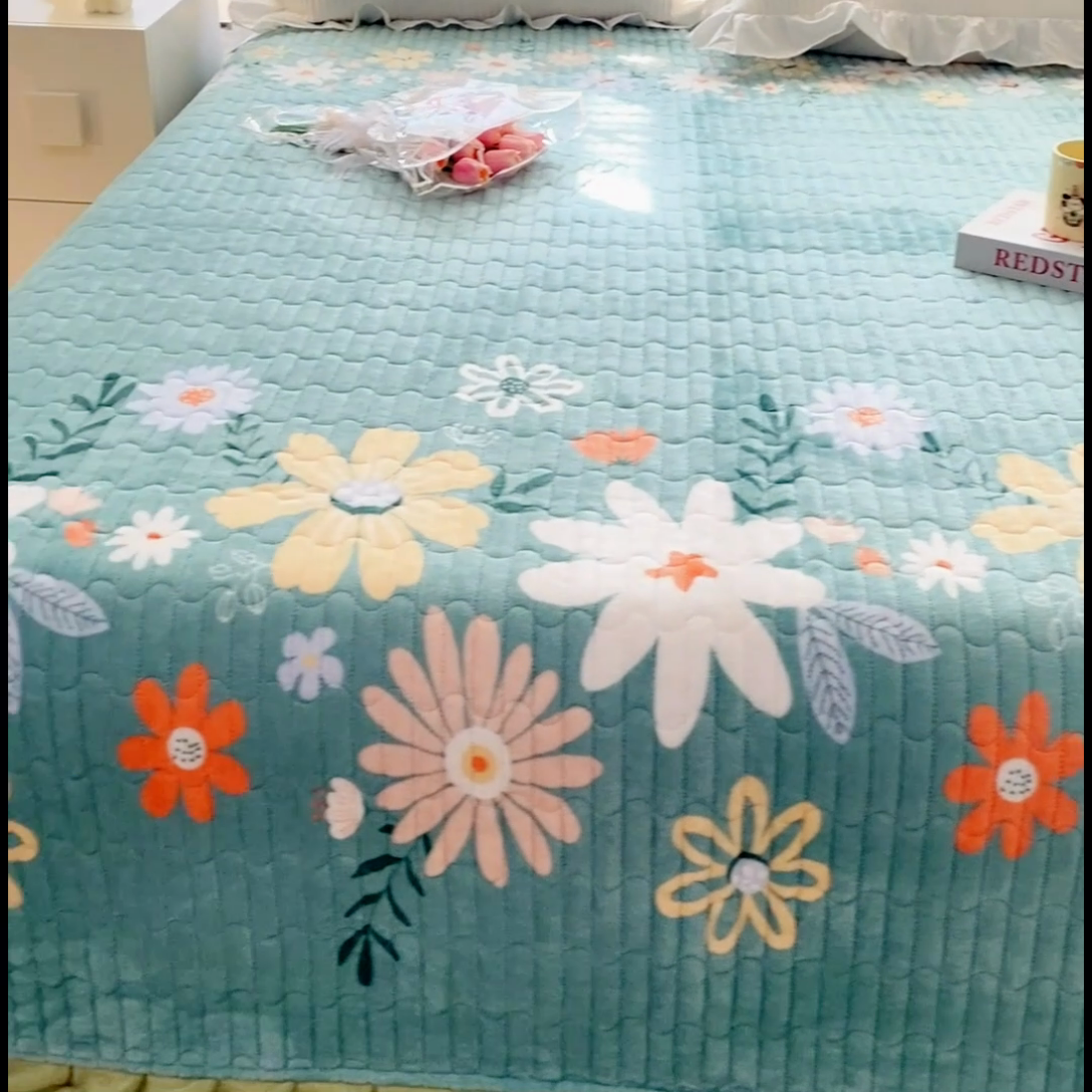 91家纺网 家纺一手货源 找家纺 胜权家纺 2024秋冬新款印花牛奶绒加厚保暖圆角花边夹棉床盖 花开浪漫绿