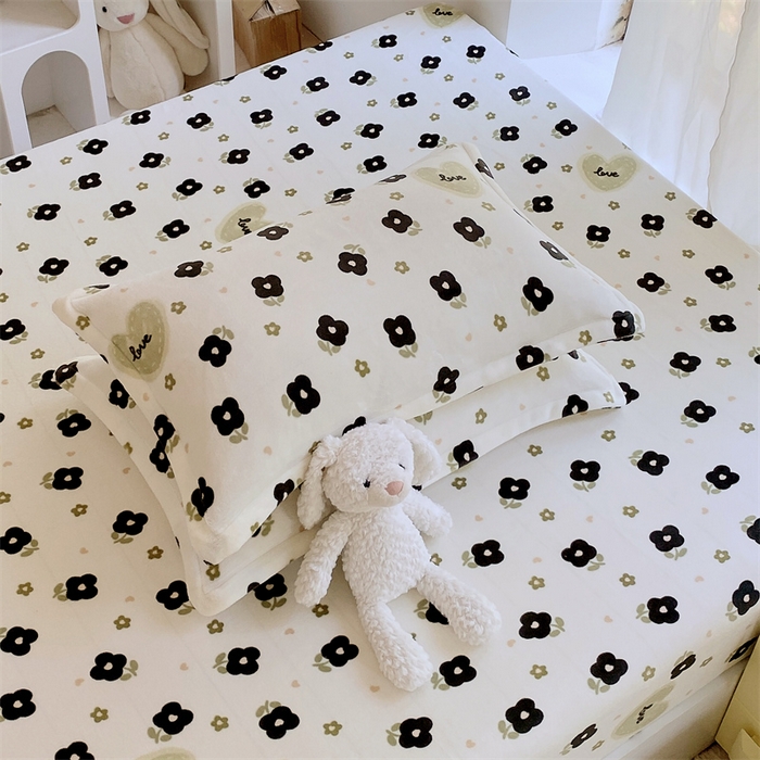 91家纺网 家纺一手货源 找家纺 凯儿家纺 2024新款A类牛奶绒印花枕套 爱心幸运草