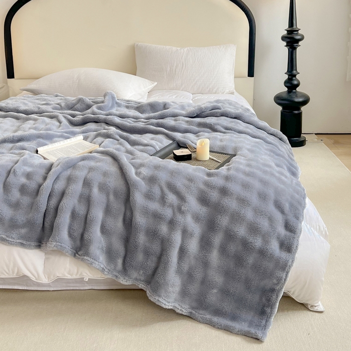91家纺网 家纺一手货源 找家纺 羋多（原穆琪）2024新款高克重牛奶绒仿兔毛泡泡毛毯双面绒床单办公室多功能盖毯午睡沙发毯披肩毯 太空灰
