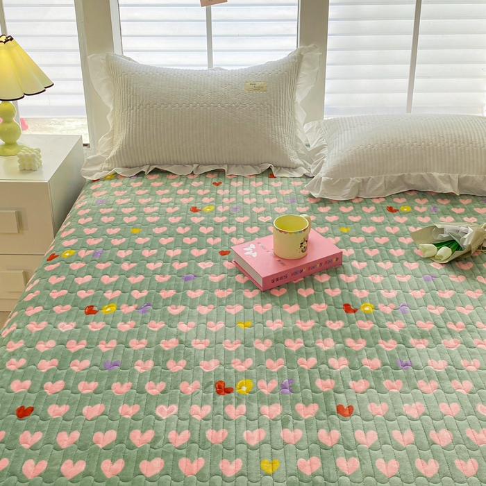 91家纺网 家纺一手货源 找家纺 胜权家纺 2024秋冬新款印花牛奶绒加厚保暖圆角花边夹棉床盖 多彩爱心绿