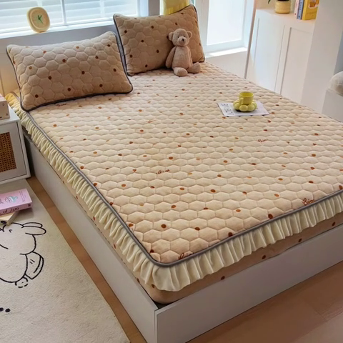 91家纺网 家纺一手货源 找家纺 情煊家纺 2024新款保暖牛奶绒夹棉床笠-花边款 含情-花边款