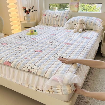 伊人坊 2024冬季加厚牛奶绒花边夹棉床笠三件套纯色印花花边款床垫保护套 云朵小熊-粉