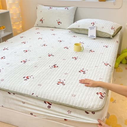 91家纺网 家纺一手货源 找家纺 Sweet dreams甜梦 2024新款牛奶绒蝴蝶结印花夹棉床笠 苹果熊猫