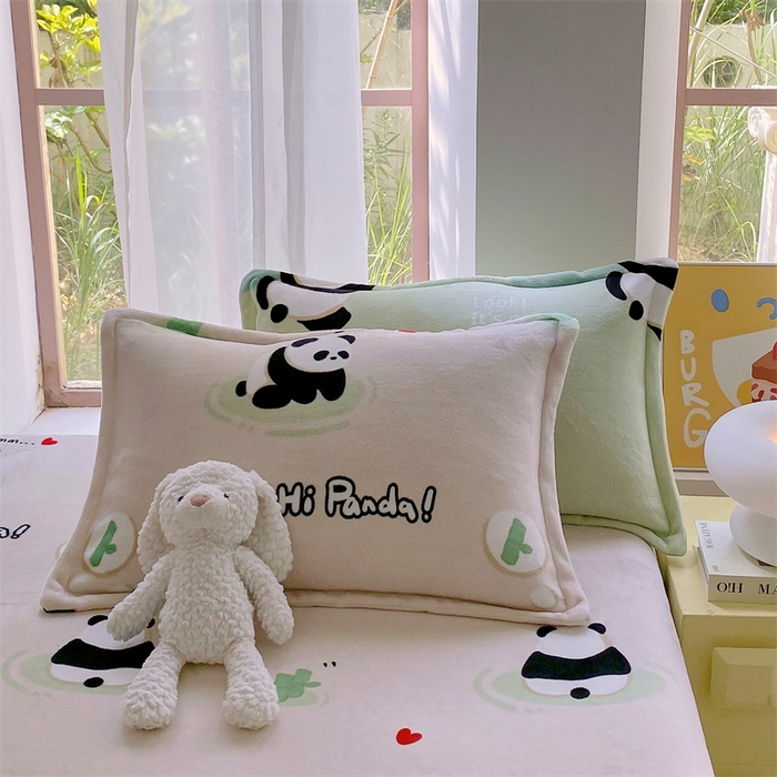 91家纺网 家纺一手货源 找家纺 凯儿家纺 2024新款A类牛奶绒印花枕套 熊猫宝贝