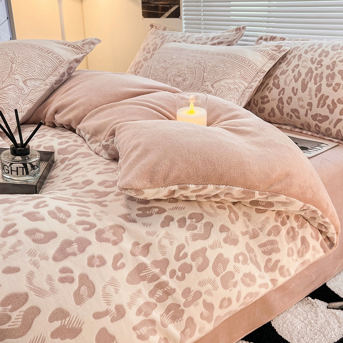 91家纺网 家纺一手货源 找家纺 2024新款A类高克重立体浮雕牛奶绒加厚保暖系列-枕套 豹纹粉