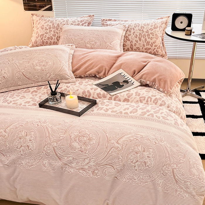 91家纺网 家纺一手货源 找家纺 2024新款A类高克重立体浮雕牛奶绒加厚保暖系列-四件套 豹纹粉
