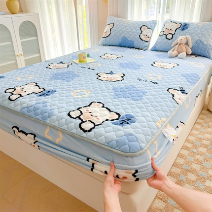 91家纺网 家纺一手货源 找家纺 康纳利 2024新款A类抗菌加厚牛奶绒印花夹棉包边床笠可搭配同款四件套提供买家秀 幸运熊